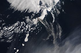 Image satellite d'une partie des îles Kouriles dont Paramouchir avec le Tchikouratchki en éruption émettant un panache volcanique.