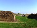 Bastione e mura con la città di alessandria in secondo piano