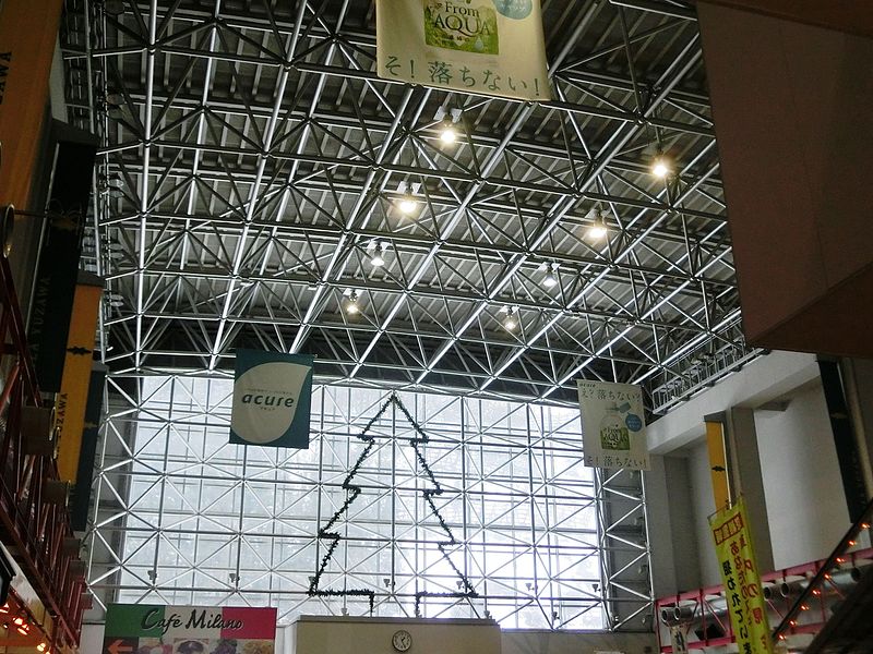 File:Gala-Yuzawa Station interior 01.JPG