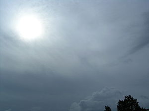 太陽を覆い辺りを薄暗くした高層雲