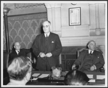 John Curtin addressing a Press conference, Ottawa, 1944, with Canadian Prime Minister Mackenzie King c.1944.png