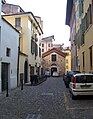 La chiesa vista dalla piazzetta di via Laura Cereto