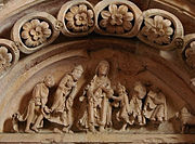 De timpaan van het zuidelijk portaal. Het bovenste deel toont de Aanbidding van de Wijzen.