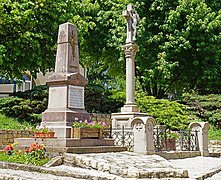 Monument aux morts et croix.