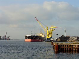 Overslag van steenkool in de Amerikahaven. Te zien is bulkcarrier Constantia.