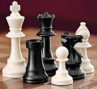 Foto av dei 6 sjakkbrikkene.