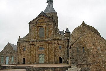 Façade classique de l'abbatiale ; à gauche, l'ancien dortoir des moines[note 21].