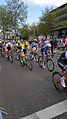 Het peloton is gegroepeerd tijdens de derde en laatste omloop in Nijmegen.