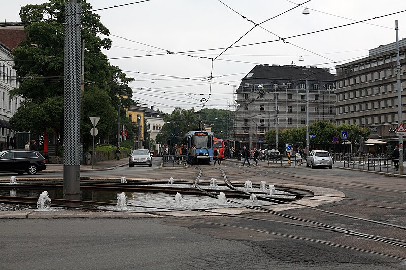 File:I12 019 Solli, Kreisverkehrsbrunnen.jpg