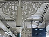 位於東行月台的目的地顯示器，以及月台棚支柱上的「LTSR」字樣 （「LTSR」為倫敦、提伯利及紹森德鐵路英文簡寫）