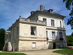 L'hôtel de ville, façade sud sur le parc.