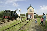 Waternemen van de stoomloc bij het station Hoedekenskerke.