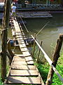 Puente hecho con varios tablones.