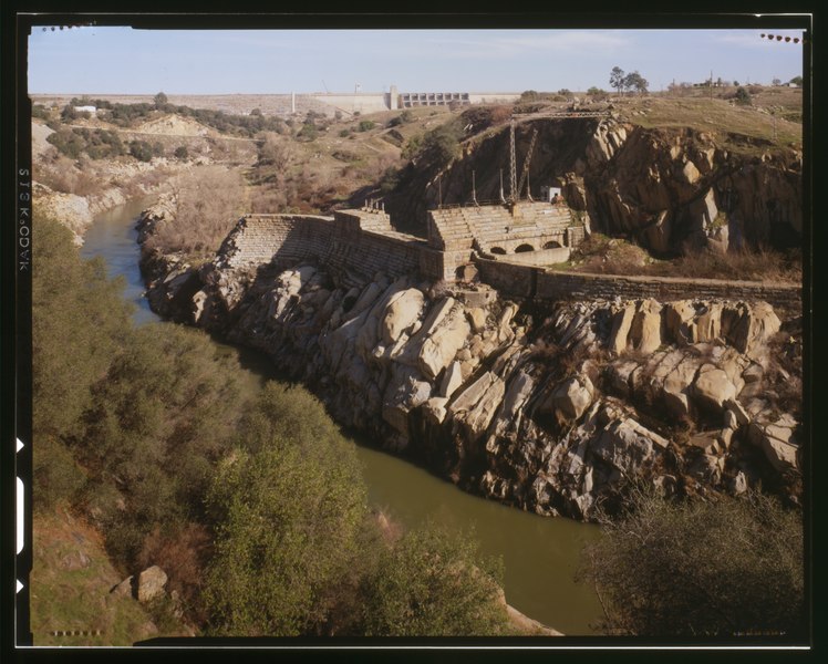 File:VIEW OF AMERICAN RIVER, SHOWING REMAINS OF OLD FOLSOM DAM, HEADGATES AND CANAL. NEW FOLSOM DAM IS IN THE BACKGROUND - Folsom Powerhouse, Adjacent to American River, HAER CAL,34-FOLSO.V,2-95 (CT).tif