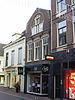 Winkel met bovenwoning