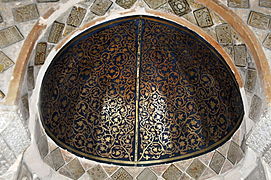 Mihrab de la Grande Mosquée de Kairouan couvert de rinceaux de vignes en dorure sur fond peint en bleu, IXe siècle.