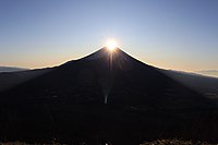 雨ヶ岳から望むダイヤモンド富士