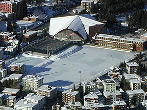 Luftbild des alten Eisstadion Davos und im Hintergrund das neuere Eisstadion (März 2005)