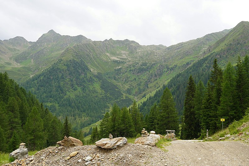 File:Steinmännchen, Oberstalleralm (1864 m ü.A.), Osttirol.jpg