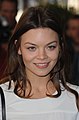 Scarlett Byrne interpreta Nora Hildegard.