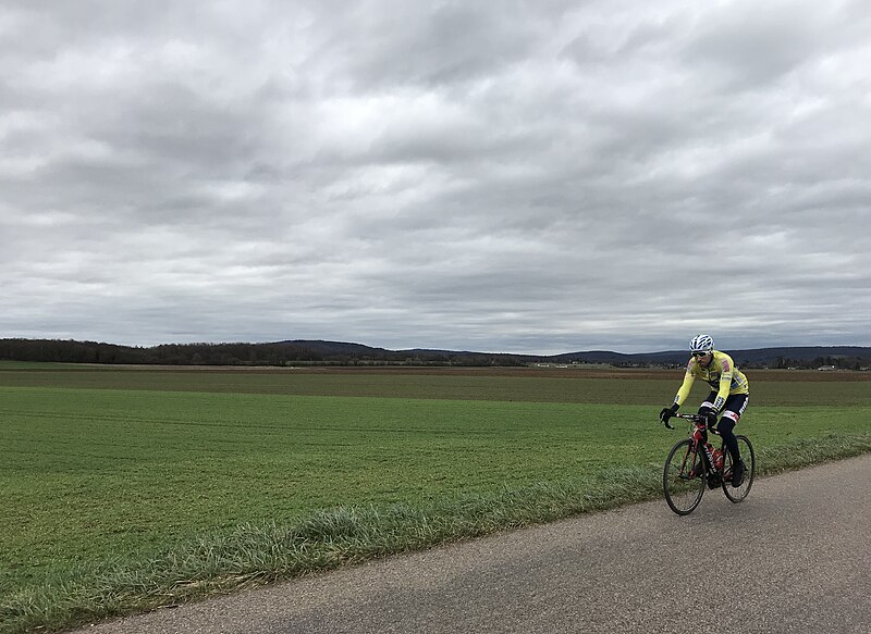 File:Un cycliste à Arc-et-Senans (Doubs) le 5 janvier 2018.jpg