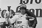 Segrande Mario Andretti med segerkrans.