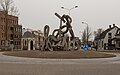 Boxmeer, la sculpture sur le rond-point Spoorstraat-Steenstraat avec la chapelle Saint Rochus en arrière-plan