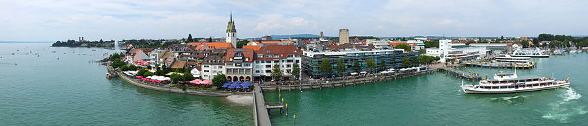 Panorama Friedrichshafens mit Uferpromenade, Altstadt und Hafen (Blick vom Moleturm)