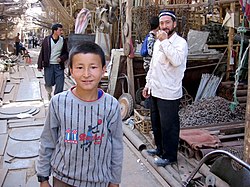 Chico uigur en un mercadal de Khotan.