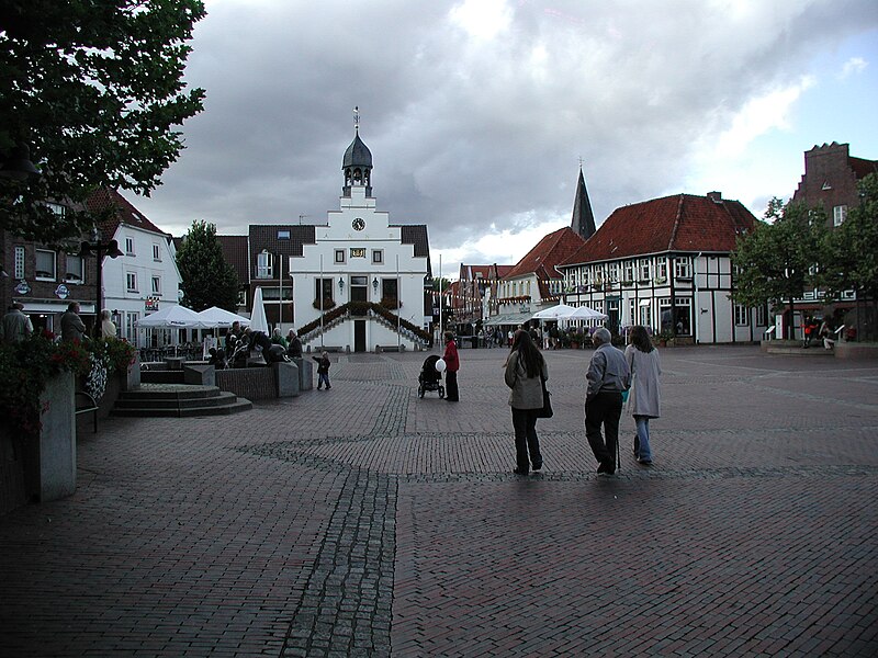 File:Lingen-Marktplatz-und-Rathaus.JPG