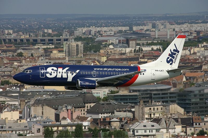 File:SkyEurope Boeing 737-300 Deak.jpg