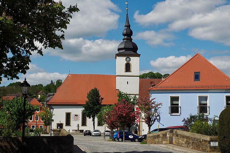 File:Zentrum von Burghaslach mit Marktplatz.jpg