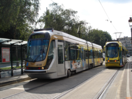 Trams van tramlijn 94 aan de halte Renbaan van Bosvoorde.