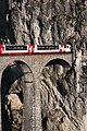 A Glacier Express panorámakocsija a hídon