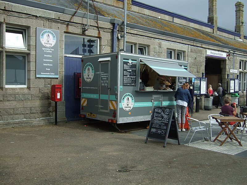 File:Elizabeth II postbox outside Penzance Railway Station - geograph.org.uk - 5465332.jpg