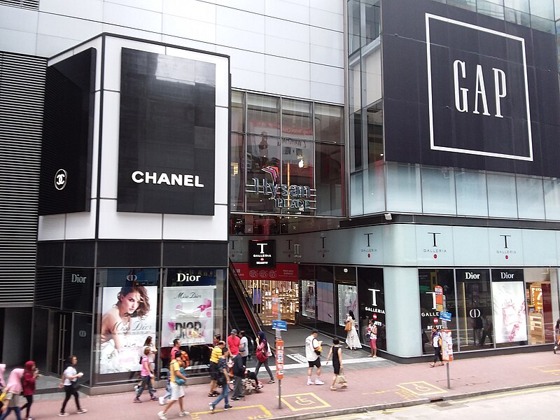 File:HK tram tour view CWB 銅鑼灣 Causeway Bay 軒尼詩道 Hennessy Road Hysan Place GAP Canel shop sign July 2019 SSG 08.jpg