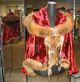 Rotfuchskollier, umgestaltet zur Verbrämung einer Theater-Kostümjacke (2005)