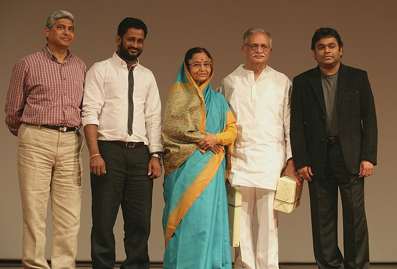 File:Pratibha Devisingh Patil felicitated Shri Gulzar, Shri AR Rehman, Shri Resul Pookutty and Shri Vikash Swarup after screening “Slumdog Millionaire”, at Rashtrapati Bhavan auditorium, in New Delhi on August 02, 2009.jpg