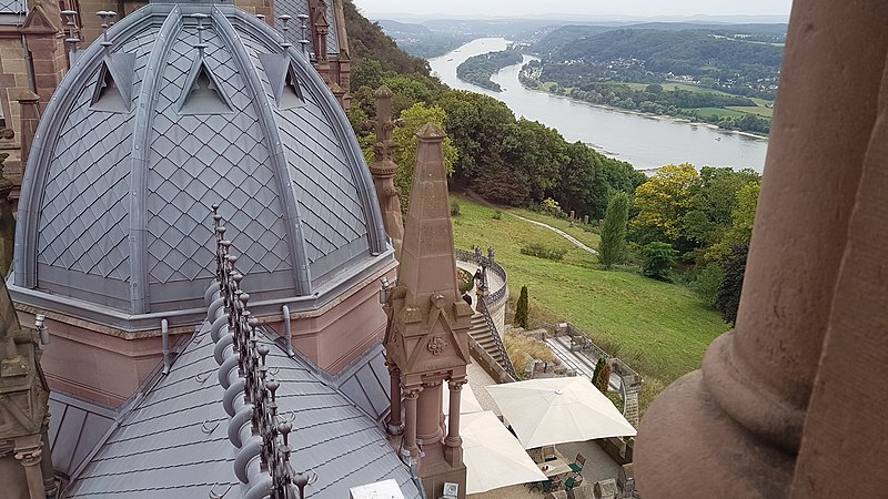 File:Schloss Drachenburg in Königswinter Aussicht zur Rheinseite.jpg