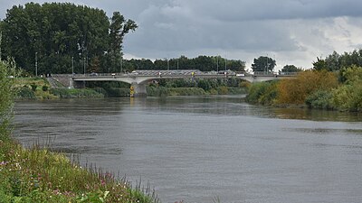 De Uitbergenbrug over de Schelde vanaf de oever in Wichelen