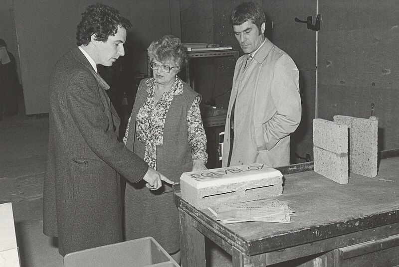 William Waldegrave visiting the acoustic department at the University of Salford in 1981.jpg
