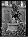 Cueillette des haricots aux abords du Louvre, au profit du Secours national du Maréchal Pétain – 23 août 1941, photographie de presse (agence Fulgur) pour Le Matin.