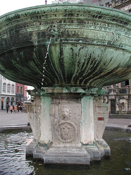 File:Aachen-Rathausplatz-Karlsbrunnen-PIC00123.JPG