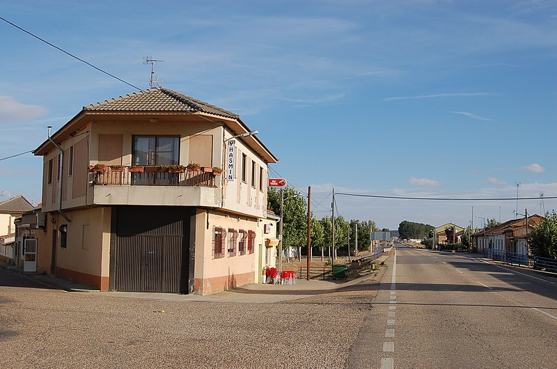 File:Bar Yhasmin Pozuelo de Tábara.jpg