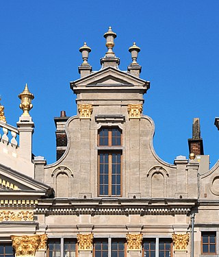 Le pignon surmonté d'un fronton et de vases de pierre.