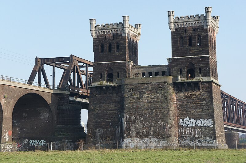 File:Duisburg-Hochfelder Eisenbahnbrücke-Alter Brückenpfeiler.jpg