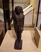 Estatua que representa a un faraón joven en actitud de marcha. Período helenístico de Egipto.jpg