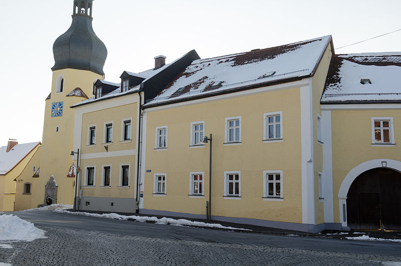 File:Hohenberg an der Eger, Burgplatz 3-001.jpg