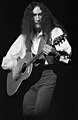 Ken Hensley op 1 april 1977 geboren op 24 augustus 1945