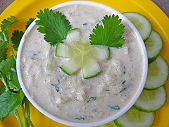 Raita de cogombre, plat d'acompanyament típic de l'Índia.